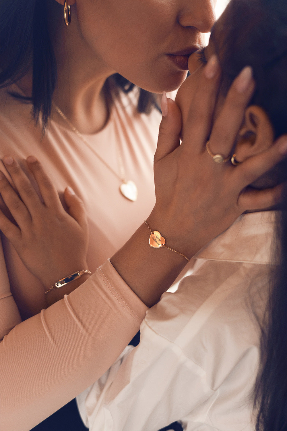 Bracelet personnalisable doré Adelie chaîne fine et médaille en forme de cœur à graver - Bijou porté