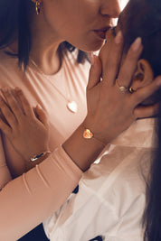 Bracelet personnalisable doré Adelie chaîne fine et médaille en forme de cœur à graver - Bijou porté