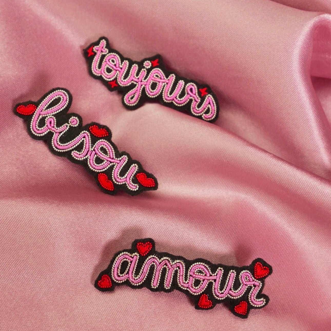 Broche bisou brodée