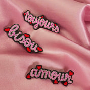 Broche bisou brodée