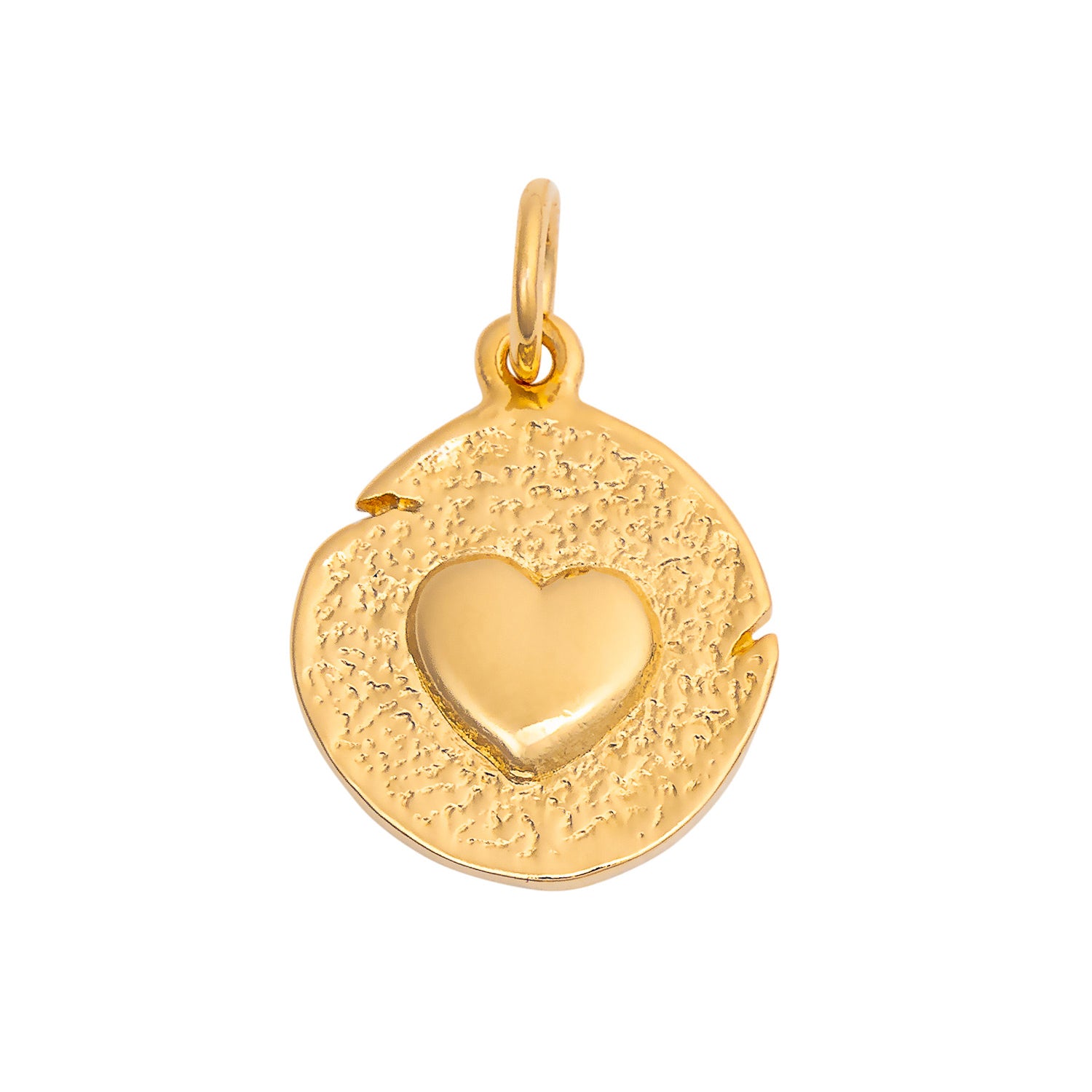 Charm doré médaillon coeur martelé - Bijou photographié sur fond blanc