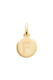 Charm doré mini médaillon lettre F - Bijou photographié sur fond blanc