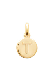 Charm doré mini médaillon lettre T - Bijou photographié sur fond blanc