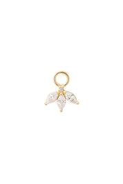 Charm doré zircons Pétales blanc - Bijou sur fond blanc