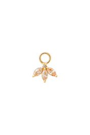 Charm doré zircons Pétales orange - Bijou sur fond blanc