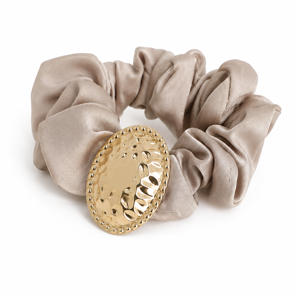 Élastique chouchou ovale martelé effet satiné orné d'un ovale martelé doré - Accessoire sur fond blanc