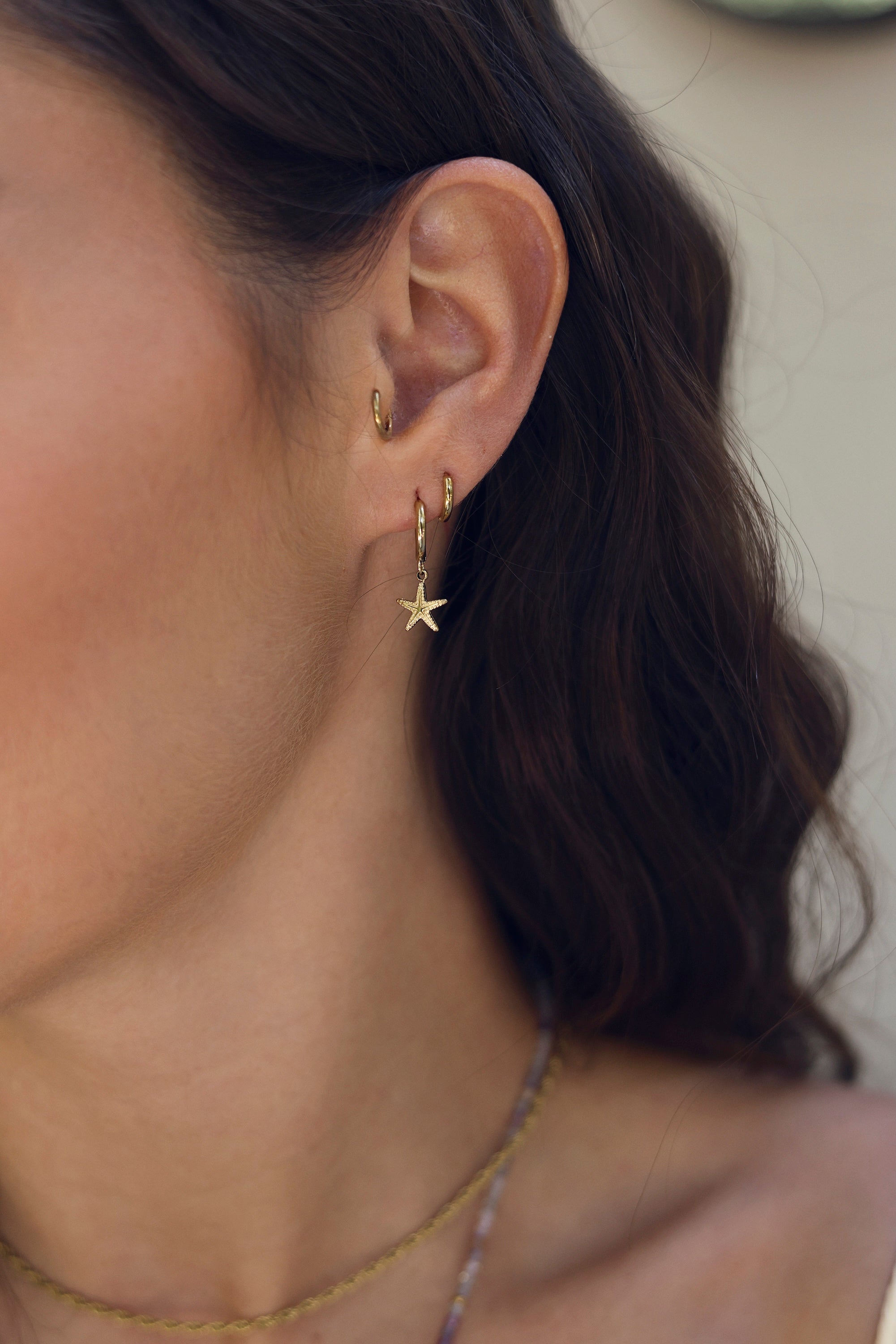 Coffret de parure de bijoux Starfish comprenant une paire de mini créoles dorées ornées d’une étoile de mer ainsi qu’une paire de créoles simples - Bijoux portés