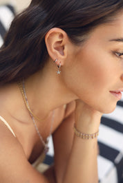 Coffret de parure de bijoux Starfish comprenant une paire de mini créoles argentées ornées d’une étoile de mer ainsi qu’une paire de créoles simples - Bijoux portés