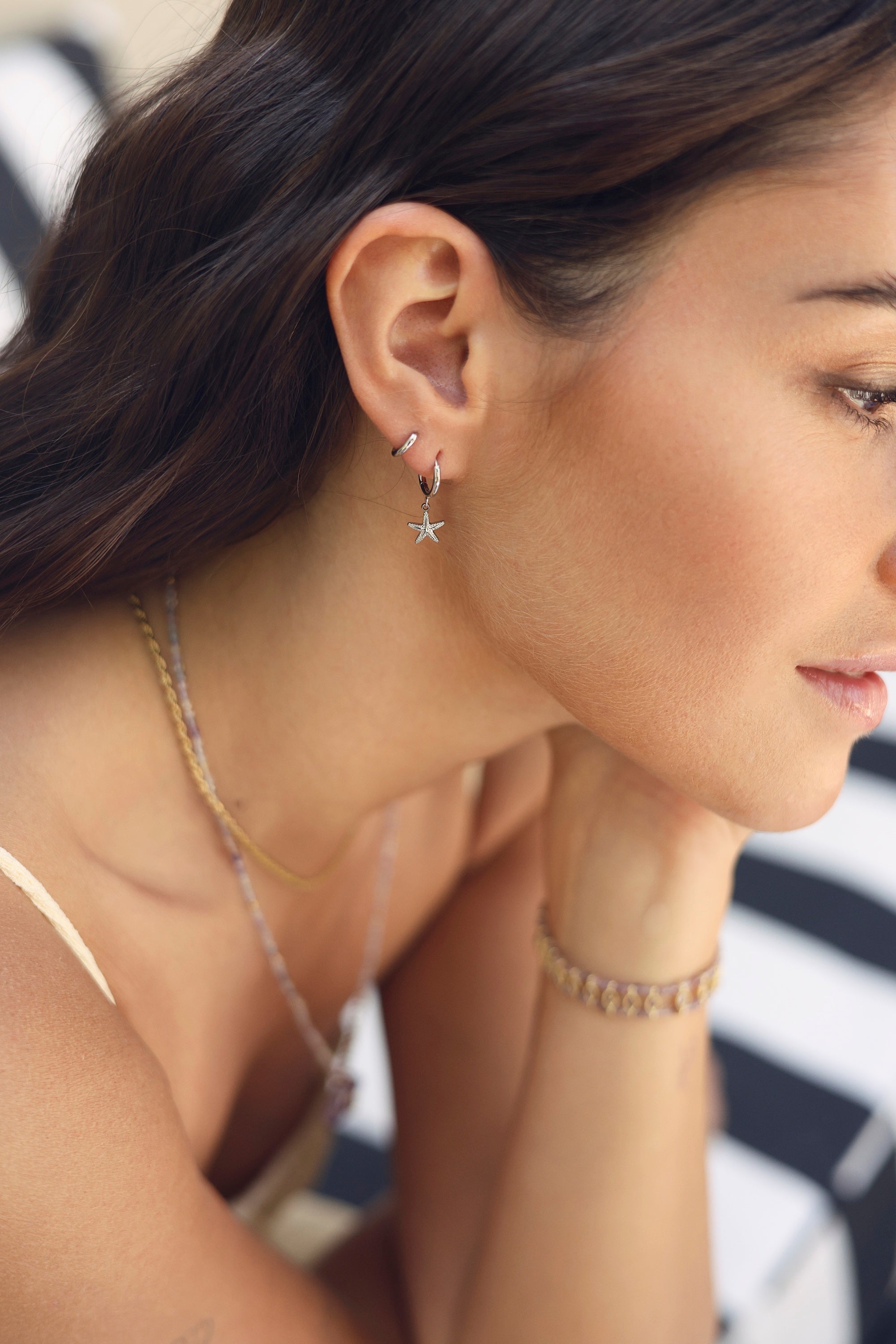 Coffret de parure de bijoux Starfish comprenant une paire de mini créoles argentées ornées d’une étoile de mer ainsi qu’une paire de créoles simples - Bijoux portés