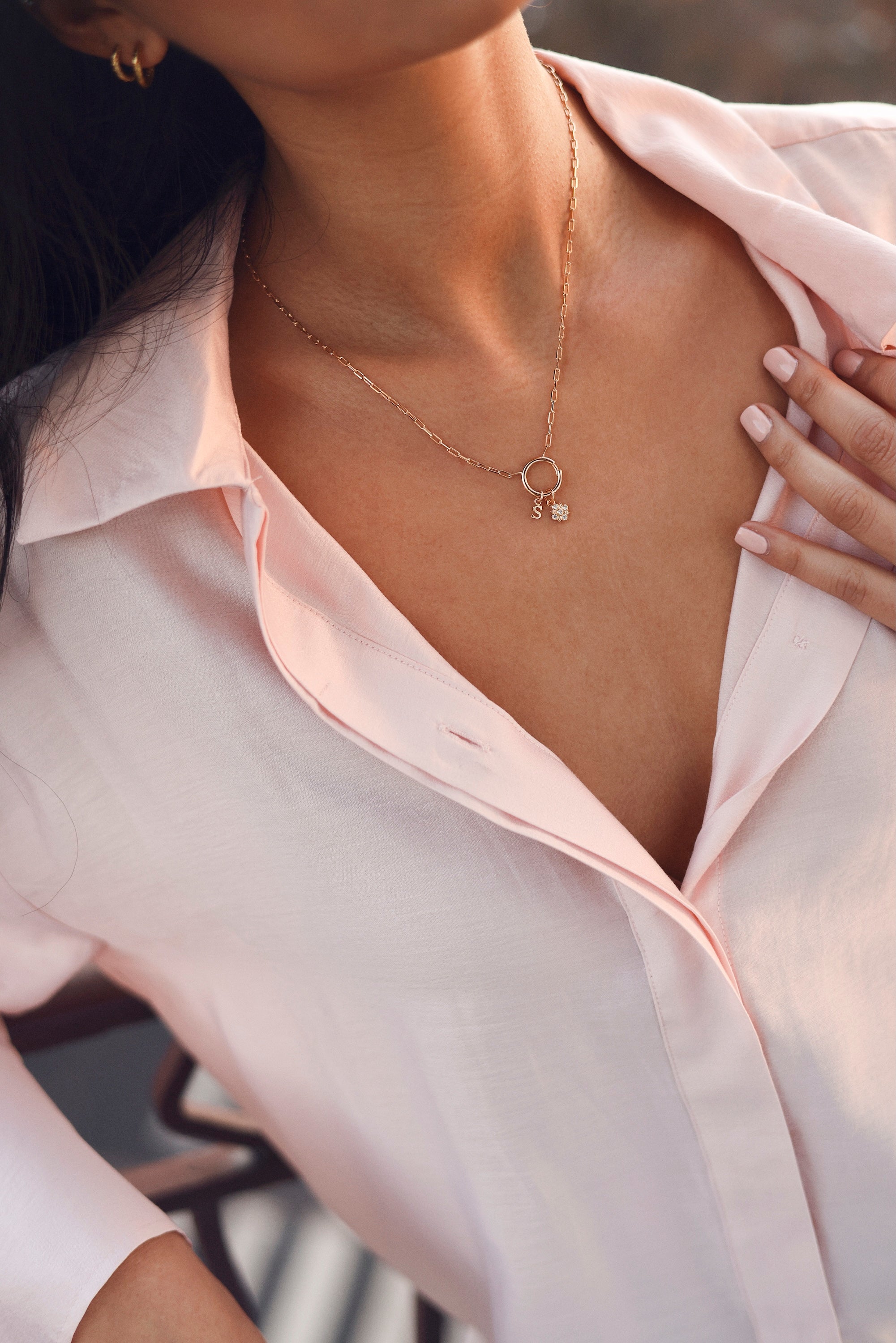 Collier personnalisable doré Céline en maille fine doté d’un anneau ouvrable pour accueillir lettres de l'alphabet et charms - Bijou porté