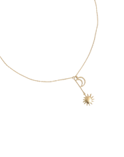 Collier doré Joely soleil et lune chaîne fine avec pendentifs soleil et lune ajourée - Bijou sur fond blanc 