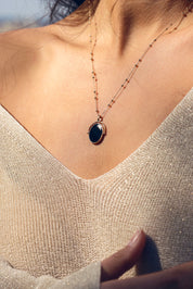 Collier doré personnalisable pour gravure agate noire Joya - Bijou porté