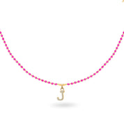 Collier personnalisable initiales et charms Nelia agate fuchsia - Bijou photographié sur fond blanc
