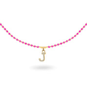 Collier personnalisable initiales et charms Nelia agate fuchsia - Bijou photographié sur fond blanc