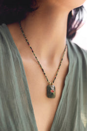 Collier Naty rubis zoisite sur fil doré composé de perles en rubis zoïsite avec pendentif rectangulaire en aventurine orné d'un œil en rhodonite - Bijou porté