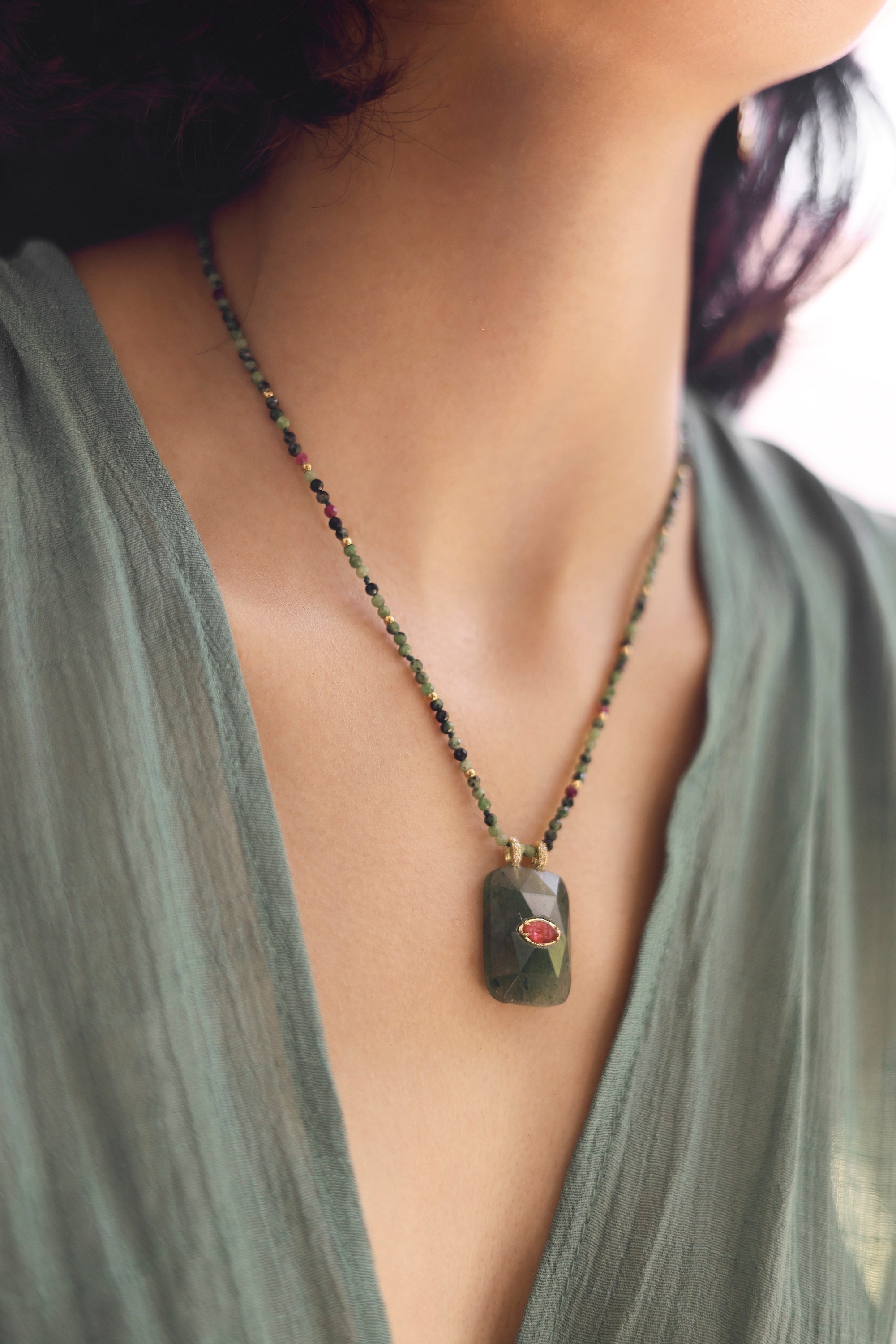 Collier Naty rubis zoisite sur fil doré composé de perles en rubis zoïsite avec pendentif rectangulaire en aventurine orné d'un œil en rhodonite - Bijou porté