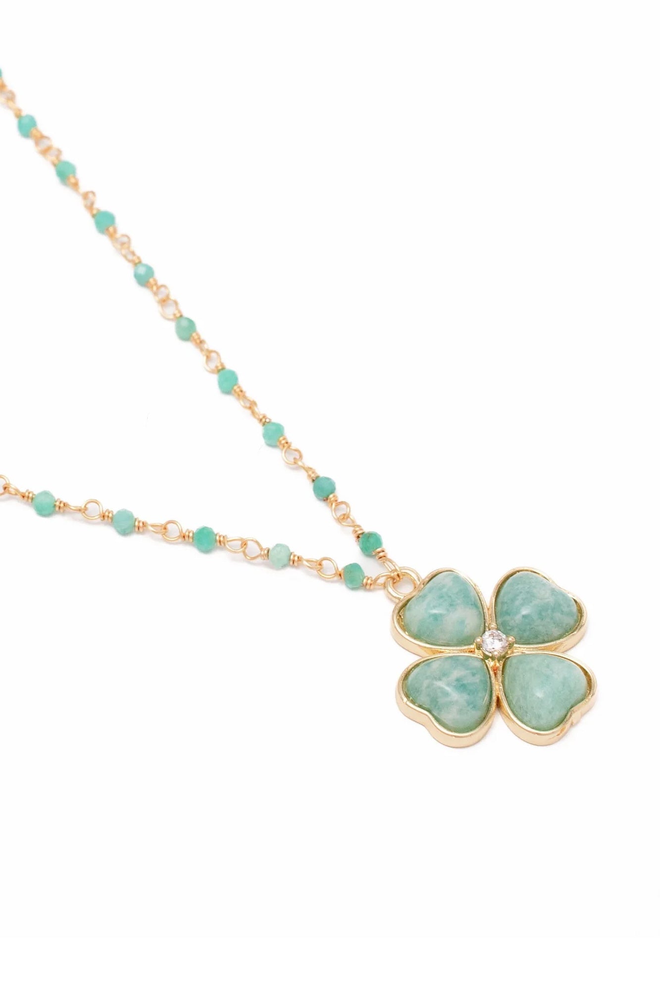 Collier doré trèfle en amazonite avec zircon central - Bijou photographié sur fond blanc