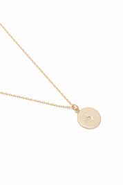 Collier doré pendentif étoile polaire et zircon Kania - Bijou photographié sur fond blanc