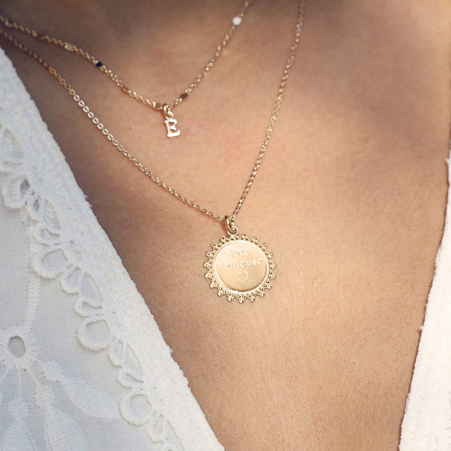Collier-personnalisable-dore-medaillon-femme-Ness.jpg
