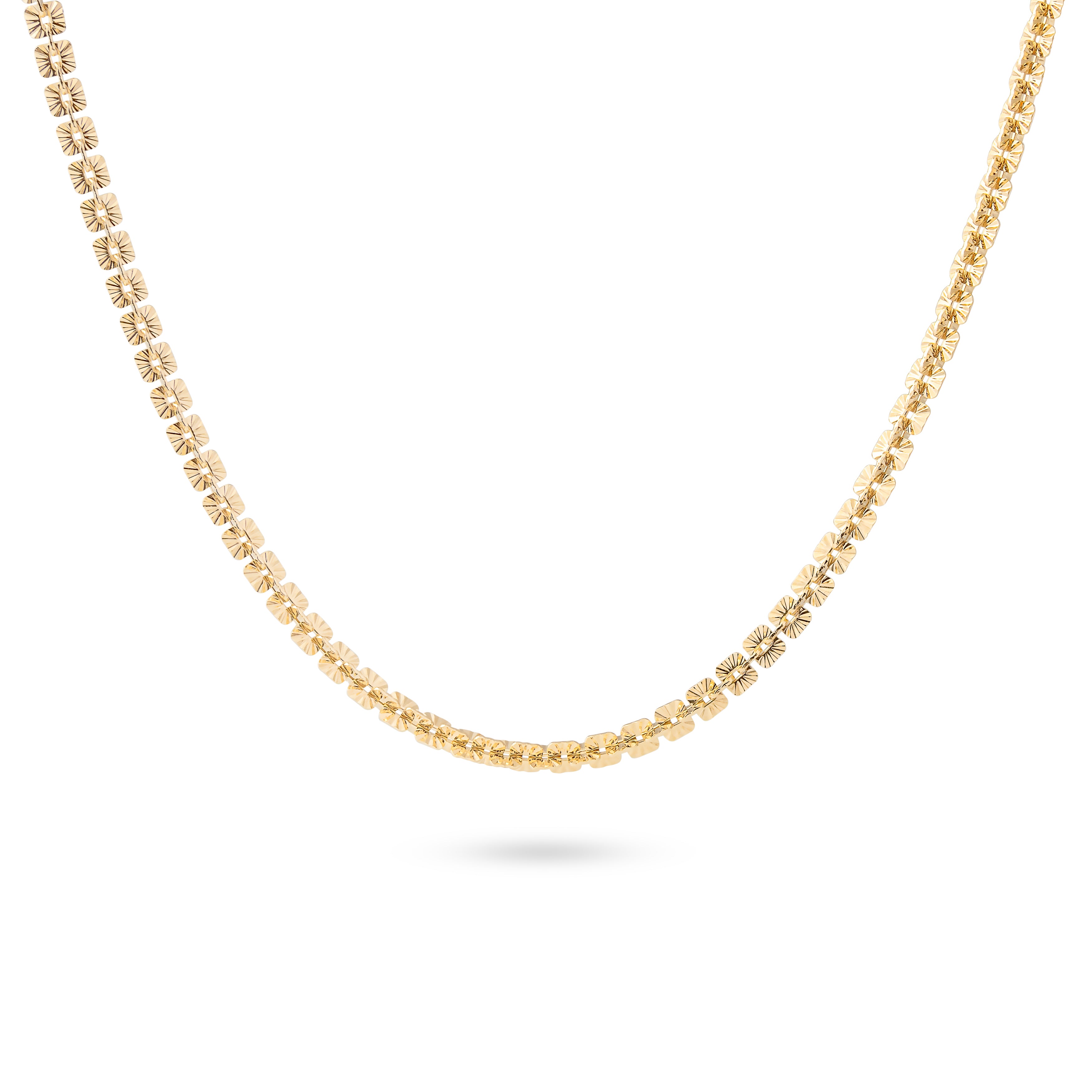 Collier doré Adelaine en maille composée de petits carrés striés - Bijou photographié sur fond blanc