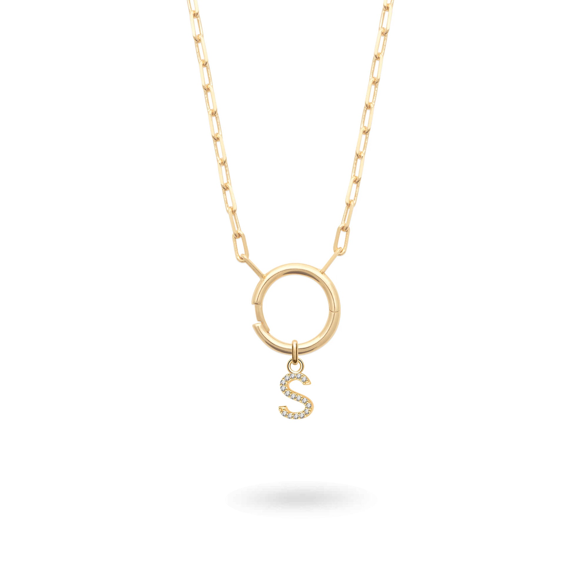 Collier personnalisable doré pour initiales et charms Céline - Bijou sur fond blanc