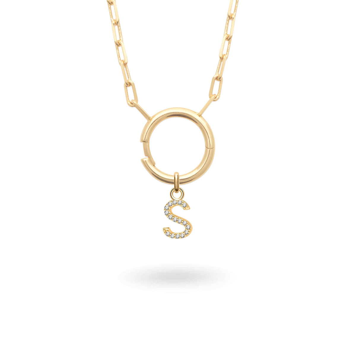 Collier personnalisable doré pour initiales et charms Céline - Bijou sur fond blanc
