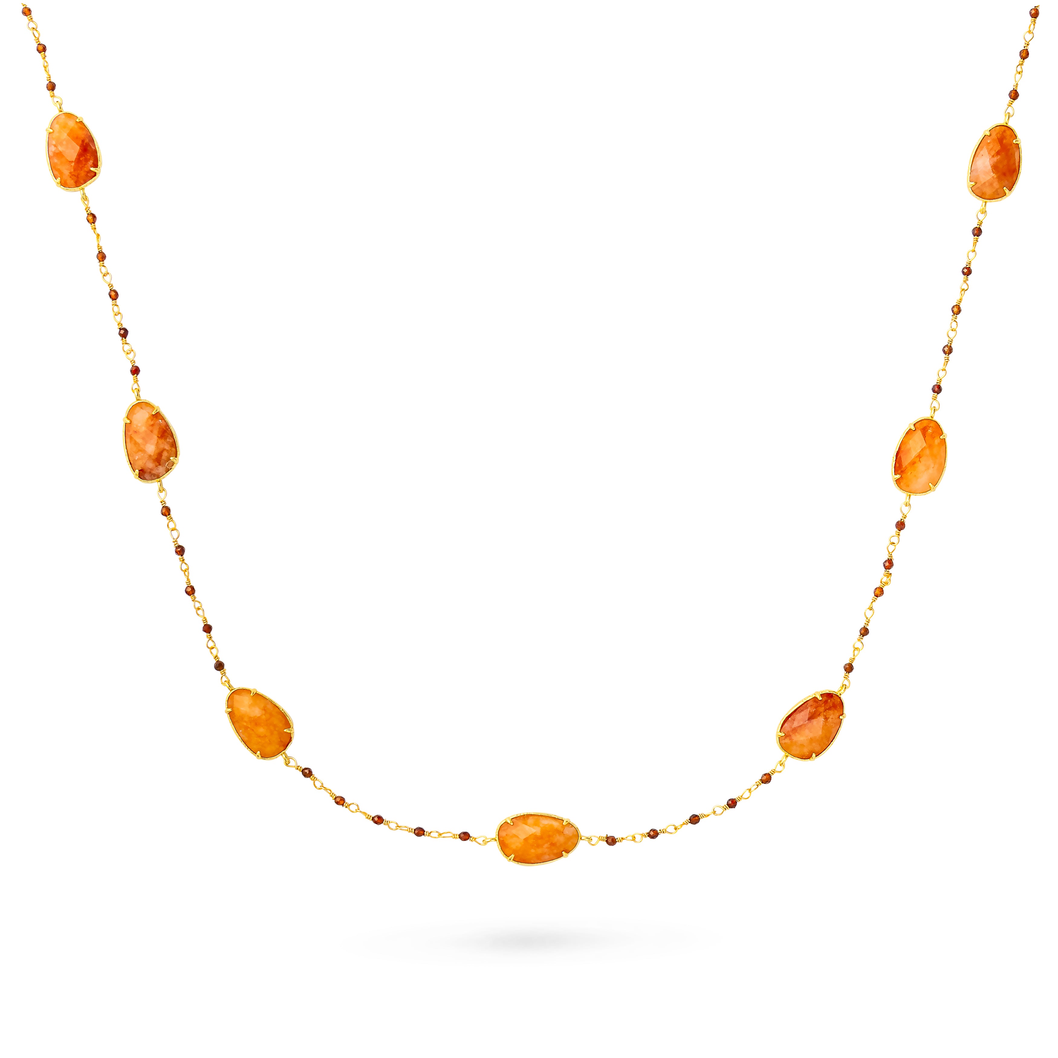 Collier sautoir doré Estelle cornaline orné de pierres naturelles - Bijou photographié sur fond blanc