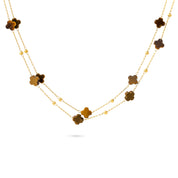 Collier sautoir doré Fergi oeil de tigre chaîne fine orné de pierres naturelles en forme de trèfle - Bijou photographié sur fond blanc