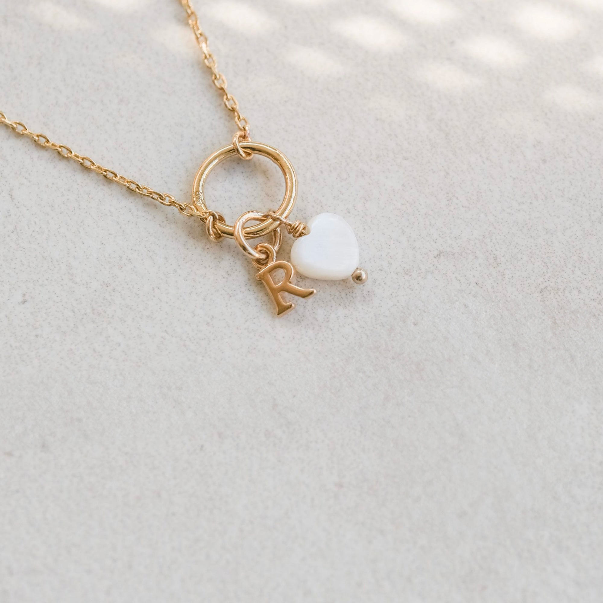 LILOU – Collier personnalisable doré avec un coeur en nacre - ambiance