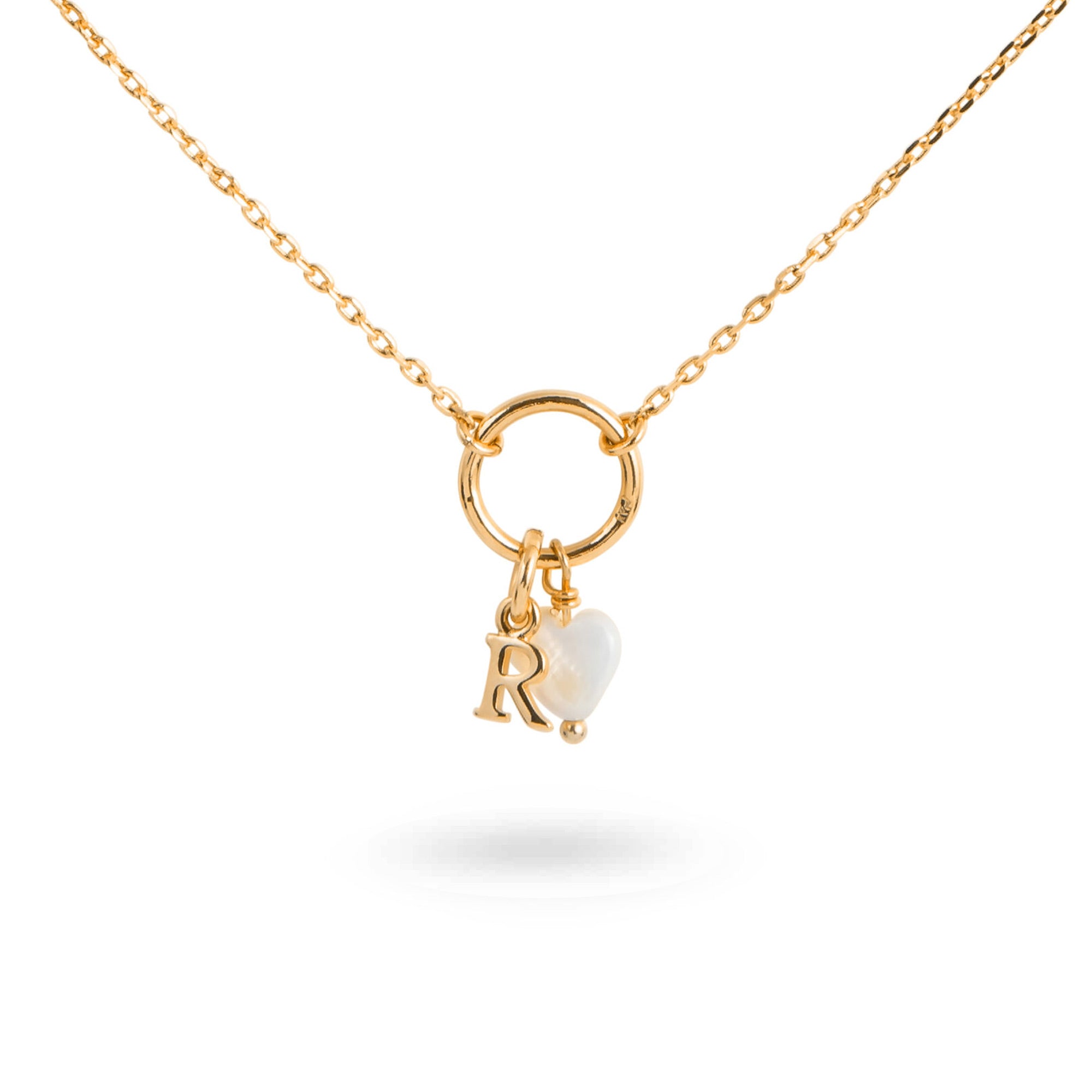 LILOU – Collier personnalisable doré avec un coeur en nacre - Photo sur fond blanc