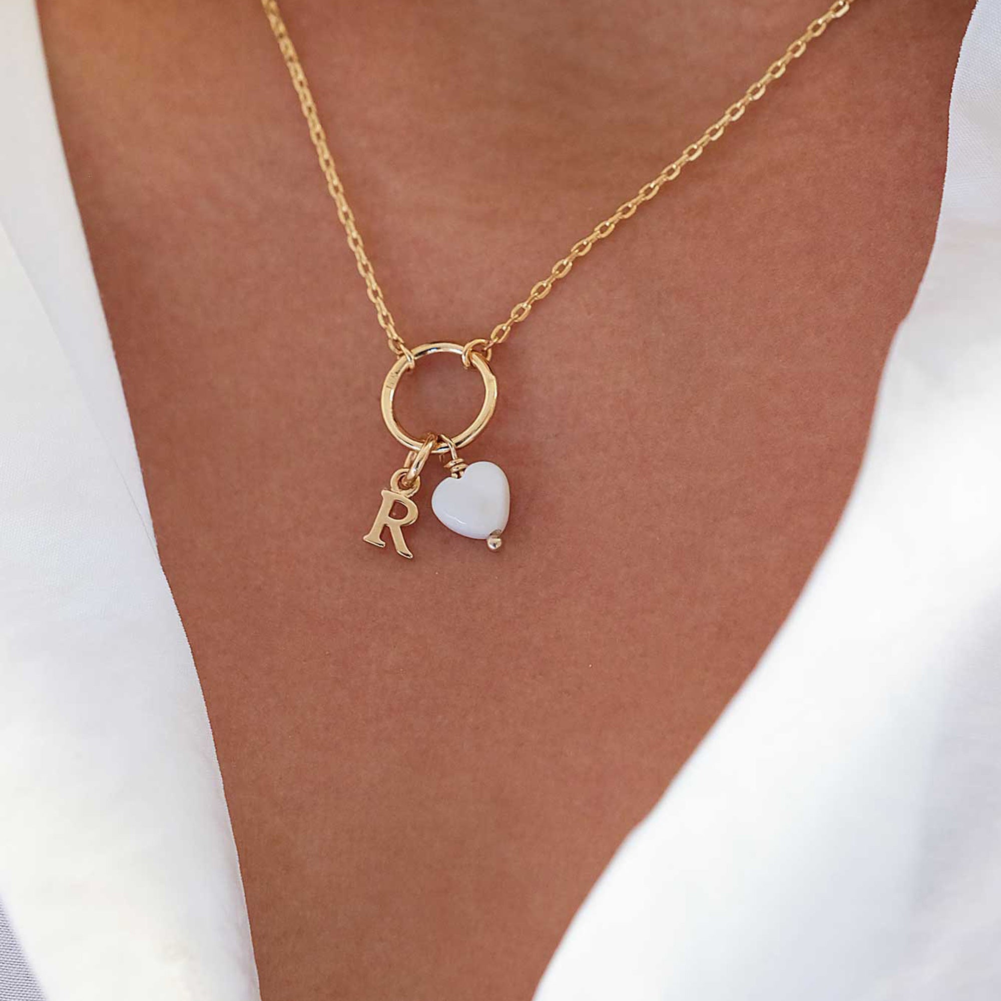 LILOU – Collier personnalisable doré avec un coeur en nacre - Bijou porté