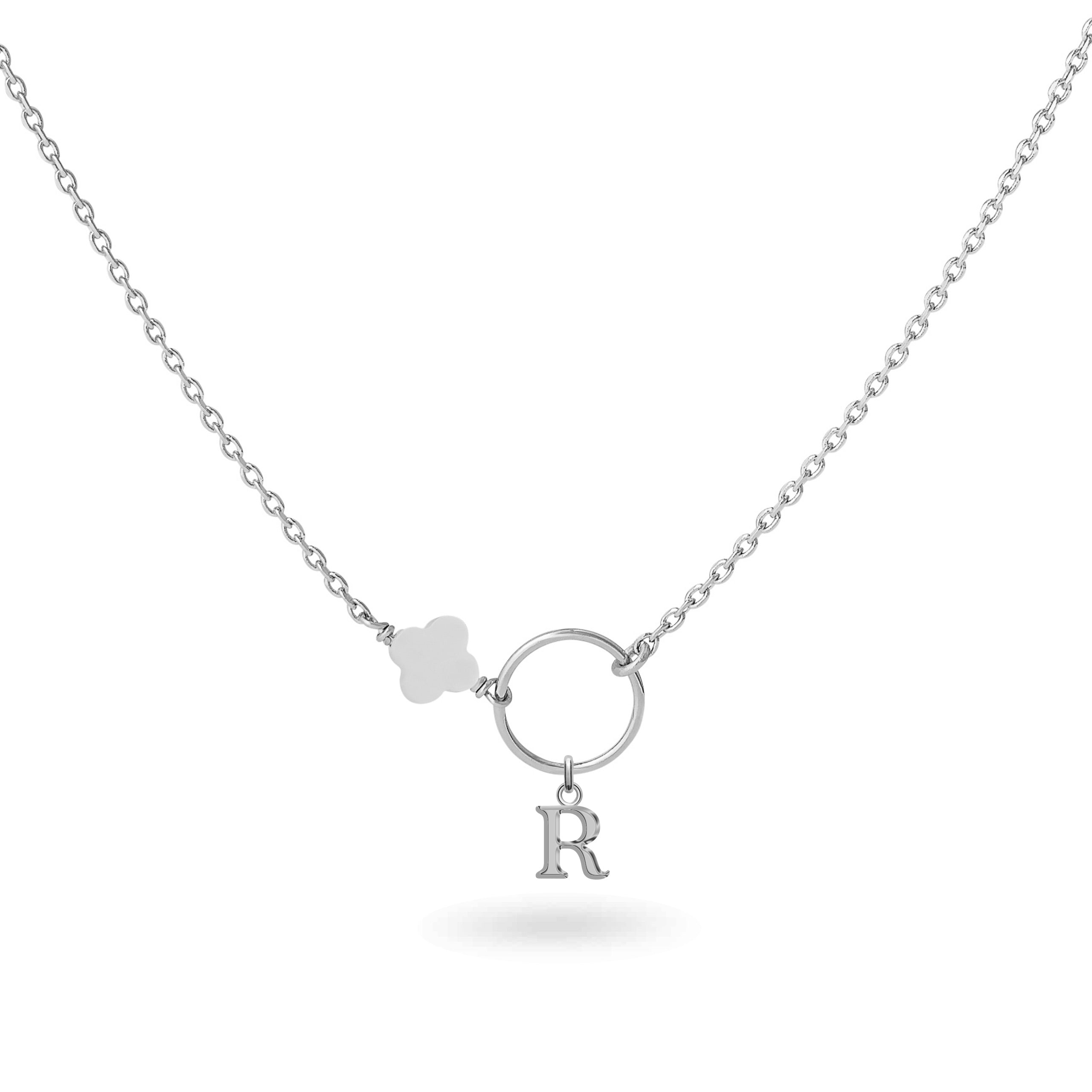 Collier personnalisable argent initiales et charms Nayla - Bijou sur fond blanc