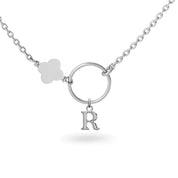Collier personnalisable argent initiales et charms Nayla - Bijou sur fond blanc