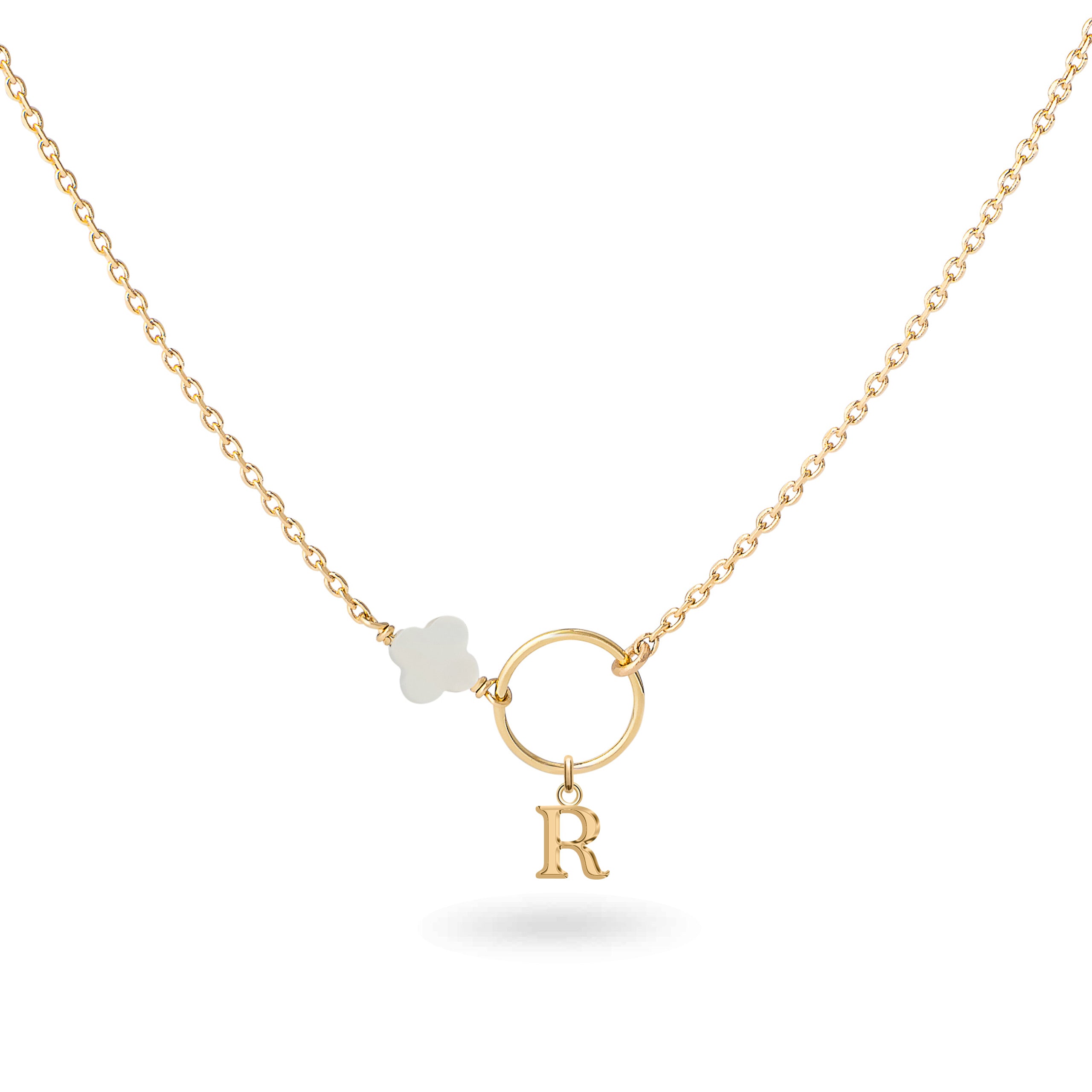 Collier personnalisable doré initiales et charms Nayla - Bijou sur fond blanc