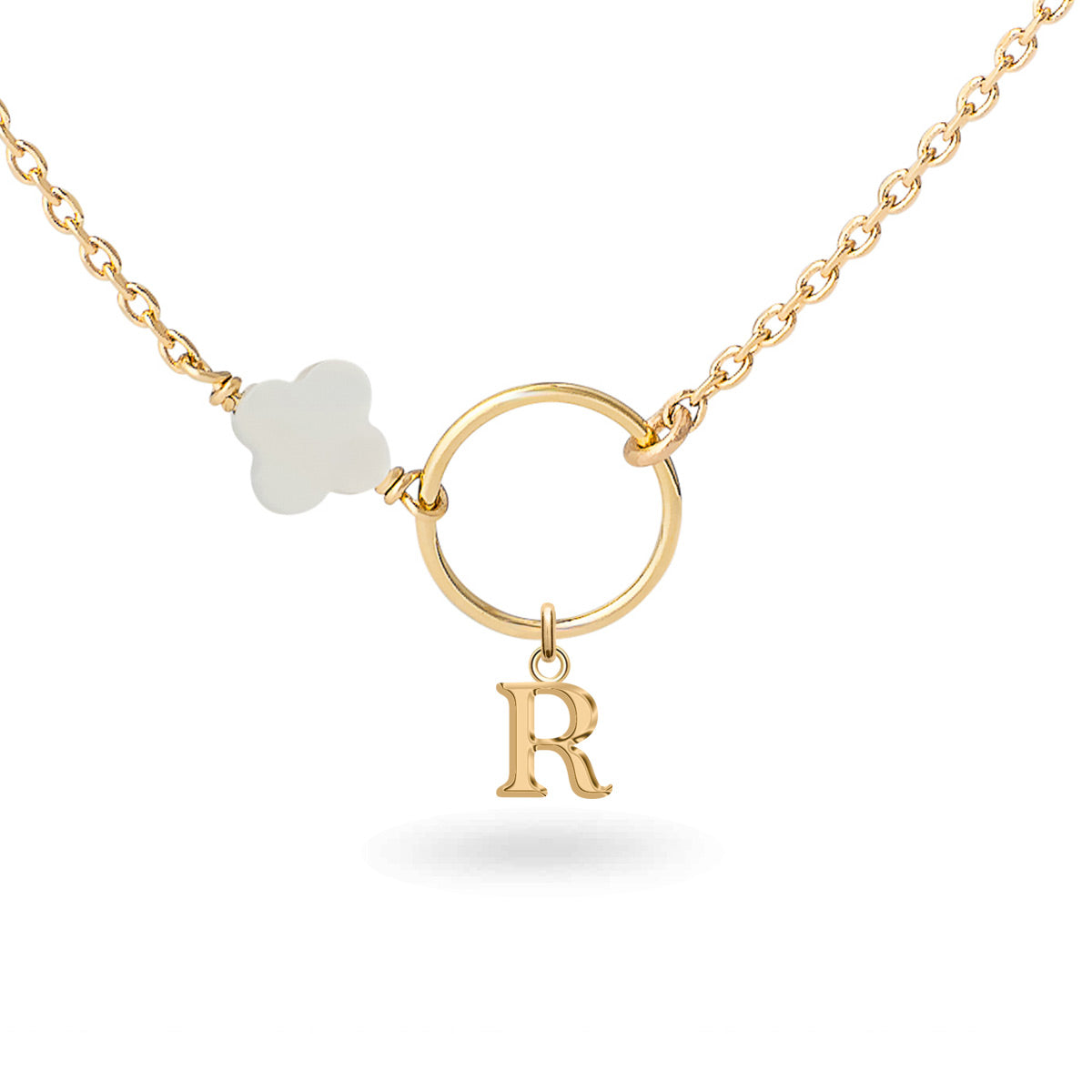Collier personnalisable doré initiales et charms Nayla - Bijou sur fond blanc