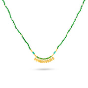 Collier doré Sanda agate verte orné de pierres naturelles - Bijou photographié sur fond blanc