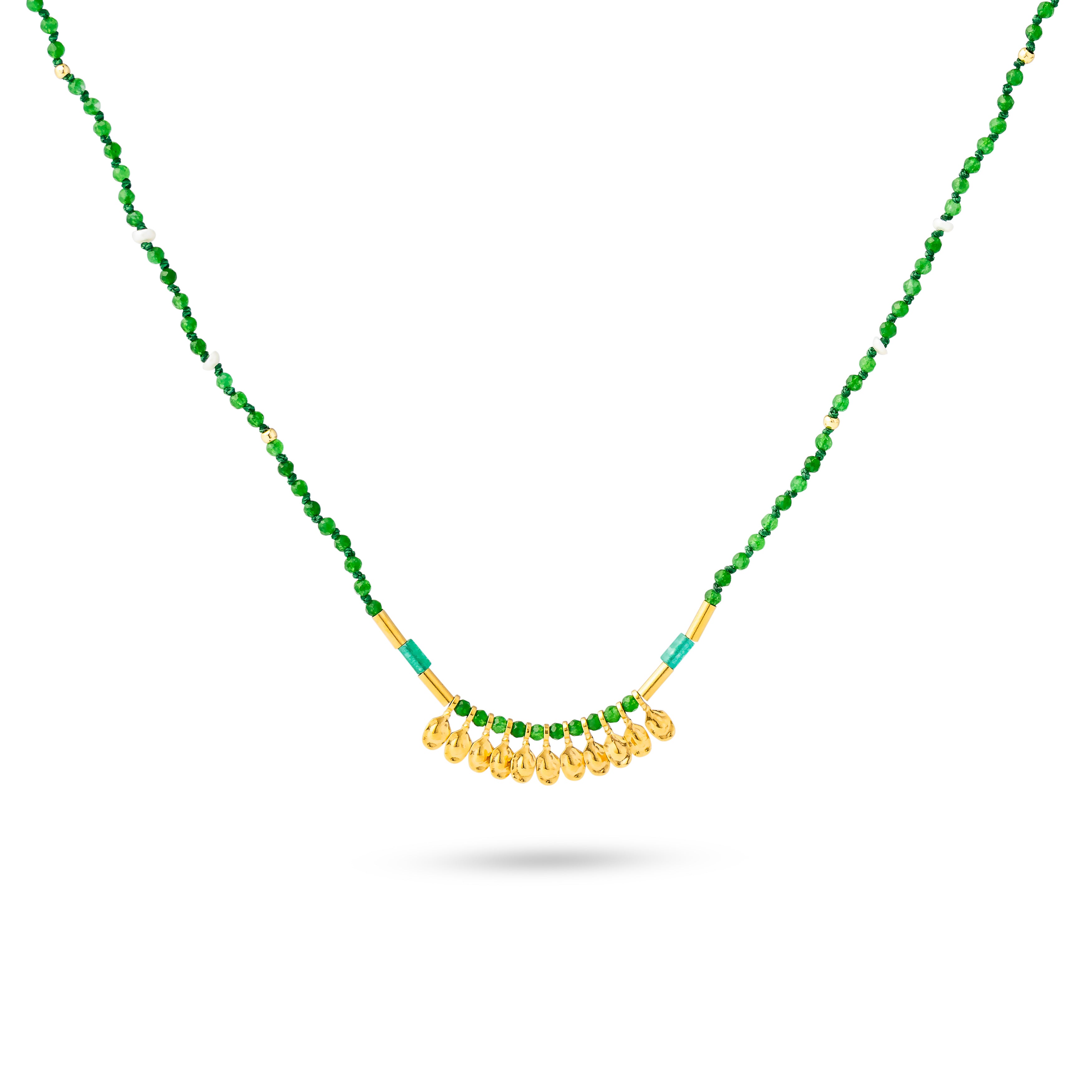 Collier doré Sanda agate verte orné de pierres naturelles - Bijou photographié sur fond blanc