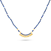 Collier doré Sanda lapis lazuli orné de pierres naturelles - Bijou photographié sur fond blanc