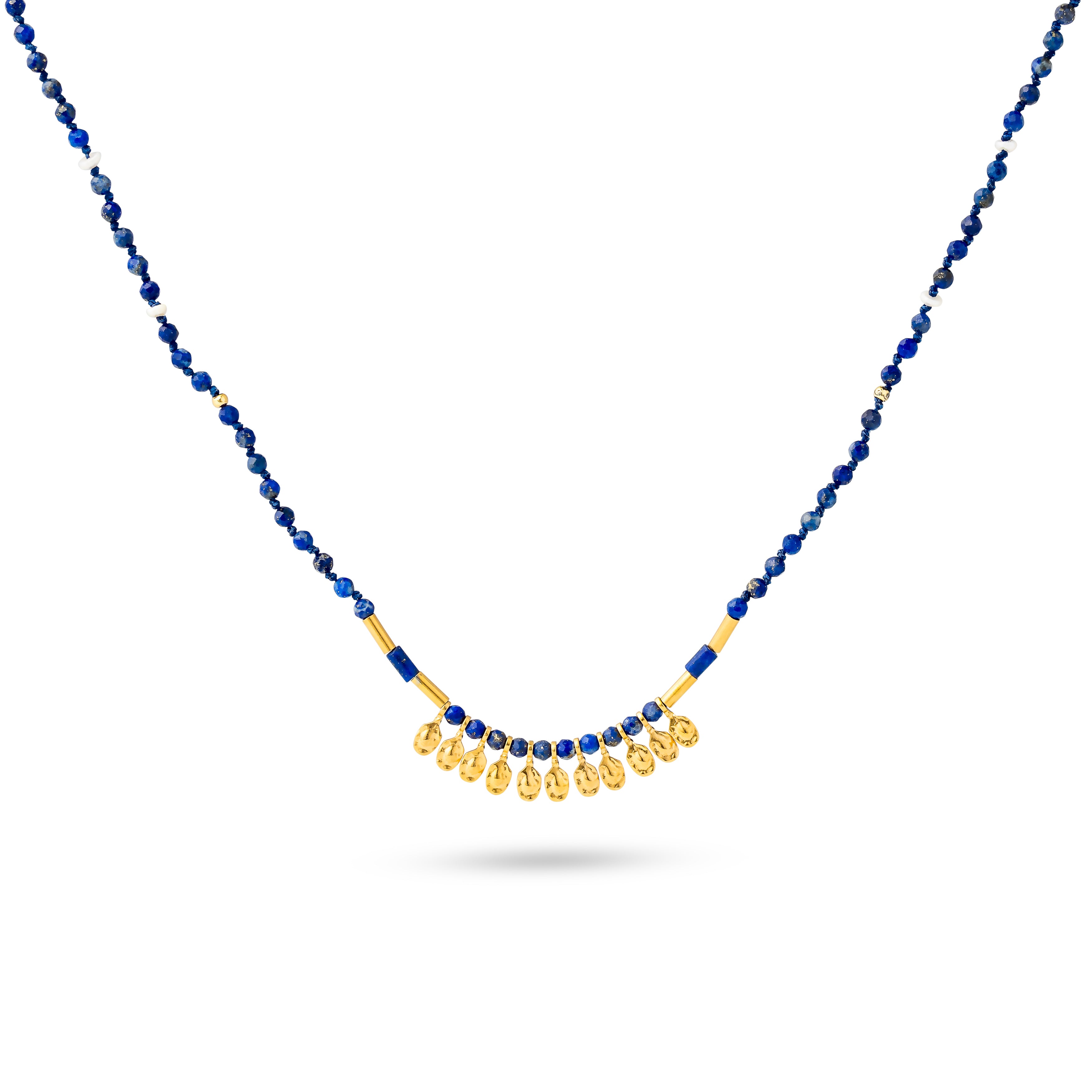 Collier doré Sanda lapis lazuli orné de pierres naturelles - Bijou photographié sur fond blanc