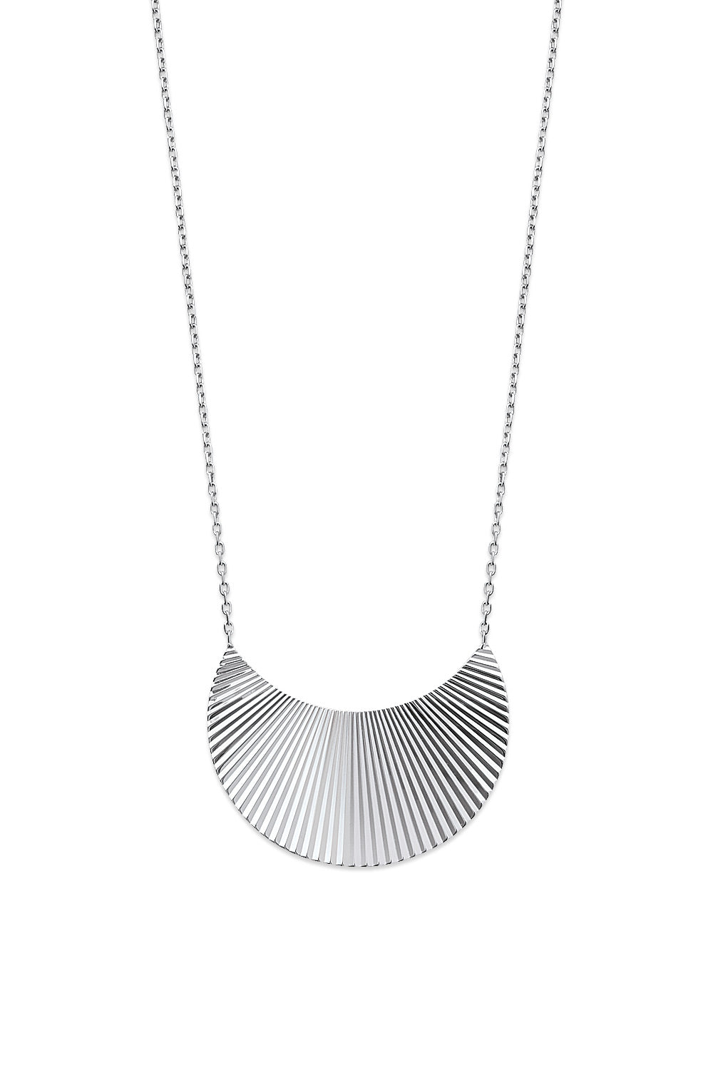 Collier Vaiana argent 925 avec un pendentif en forme de demi-lune strié - Bijou photographié sur fond blanc 
