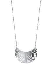 Collier Vaiana argent 925 avec un pendentif en forme de demi-lune strié - Bijou photographié sur fond blanc 