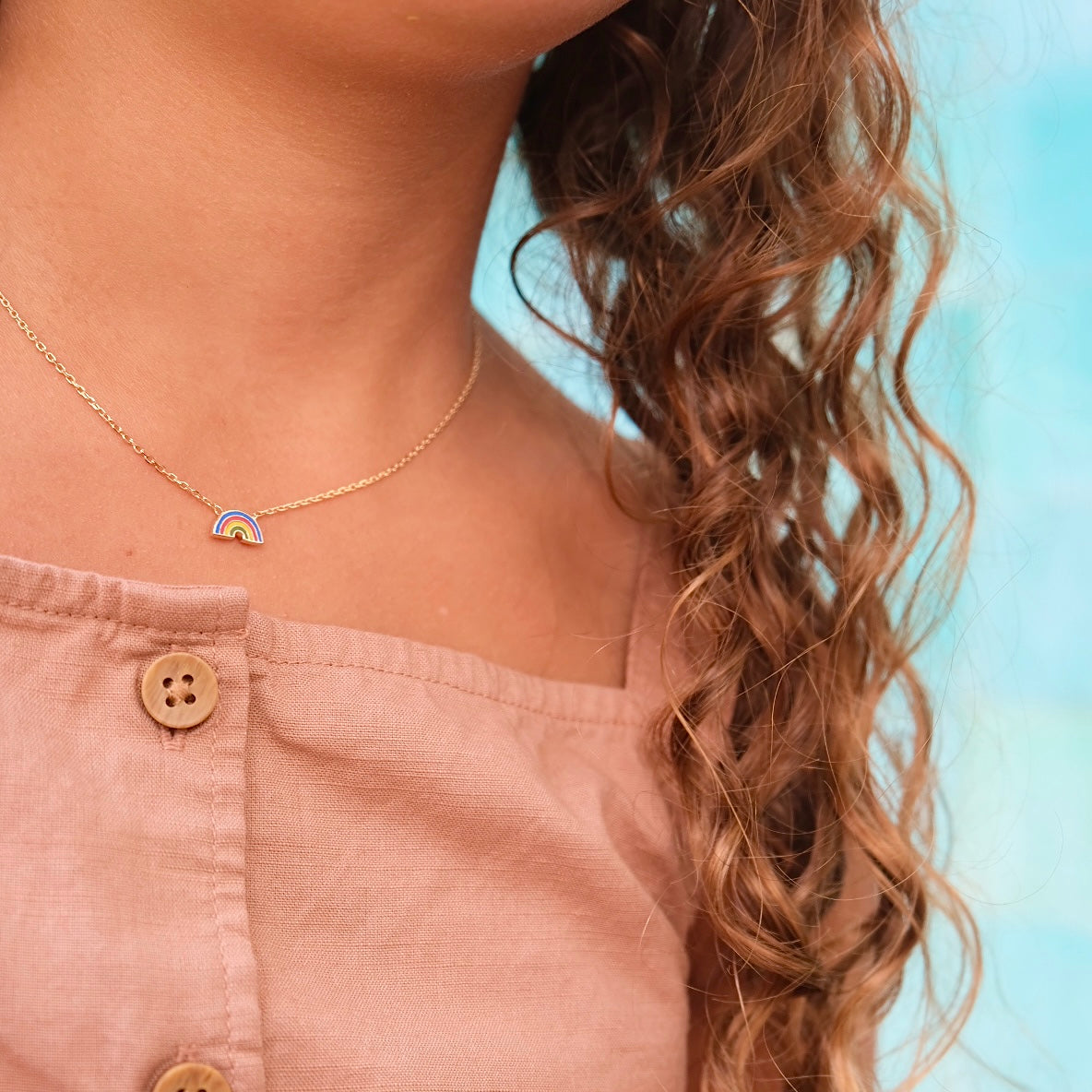 Collier doré enfant ARC-EN-CIEL - Bijou porté