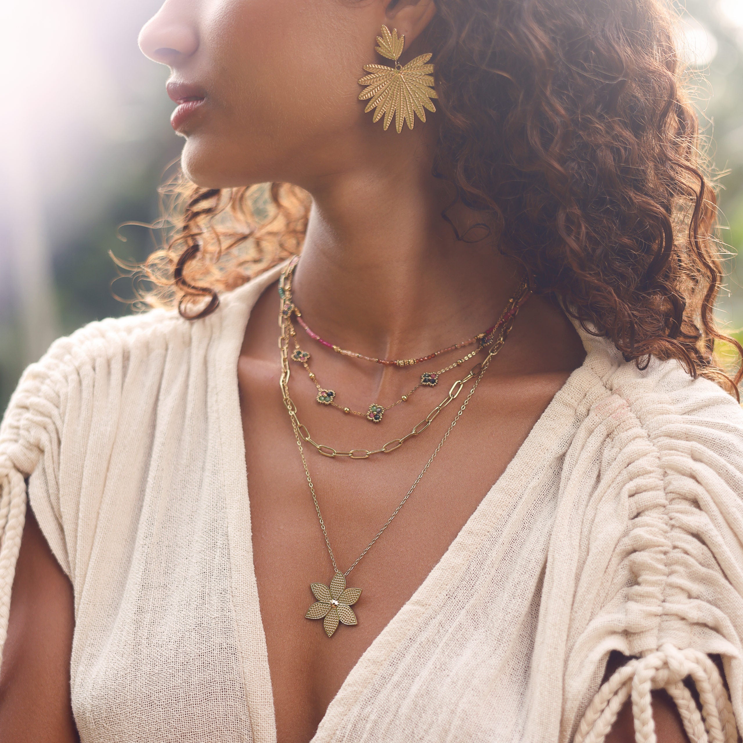 Collier double en acier doré, composé d’une chaîne fine et d’une chaîne à mailles, avec un pendentif fleur - Bijou porté