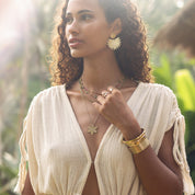 Collier double en acier doré, composé d’une chaîne fine et d’une chaîne à mailles, avec un pendentif fleur - Bijou porté