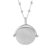 Médaille à graver réversible argent pour collier personnalisable nacre Joy - Bijou photographié sur fond blanc