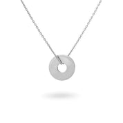Collier personnalisable argent avec médaille à graver Isao - Bijou sur fond blanc