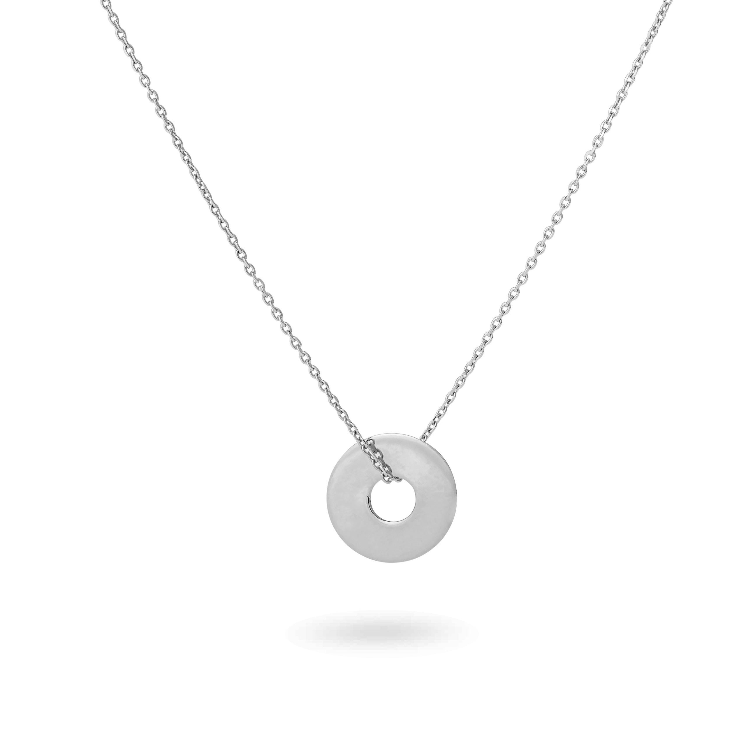 Collier personnalisable argent avec médaille à graver Isao - Bijou sur fond blanc