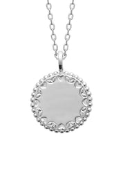 Collier personnalisable Tania en argent avec médaille au centre lisse entouré d'un motif perlé et ajouré - Bijou sur fond blanc