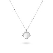 Médaille à graver réversible argent pour collier personnalisable nacre Joy - Bijou photographié sur fond blanc