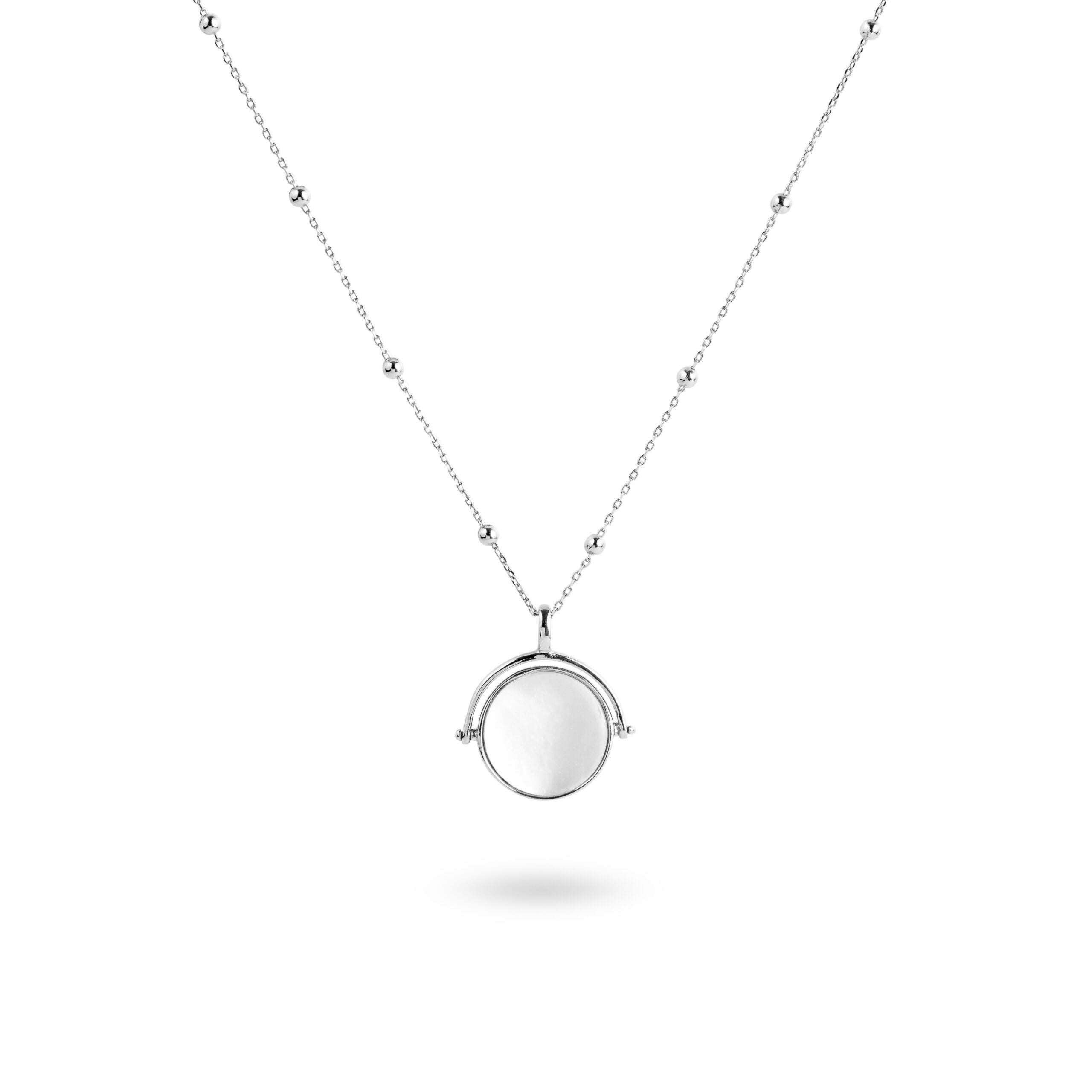 Médaille à graver réversible argent pour collier personnalisable nacre Joy - Bijou photographié sur fond blanc